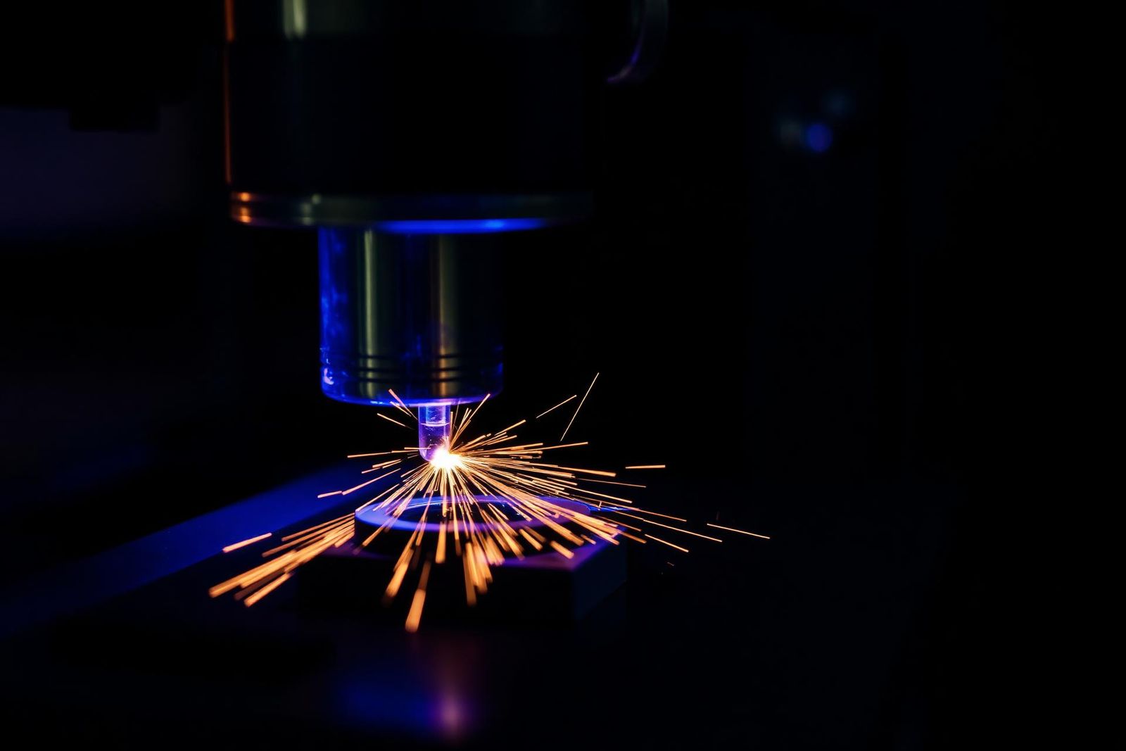 Machine d'assemblage plastique par ultrasons Eurosonics en action
